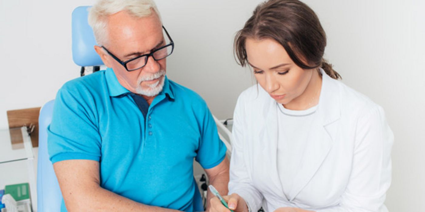 Ab Juli erhalten alle gesetzlich krankenversicherten Männer und Frauen ab 50 Jahren eine schriftliche Einladung zur Darmkrebs-Früherkennung. 