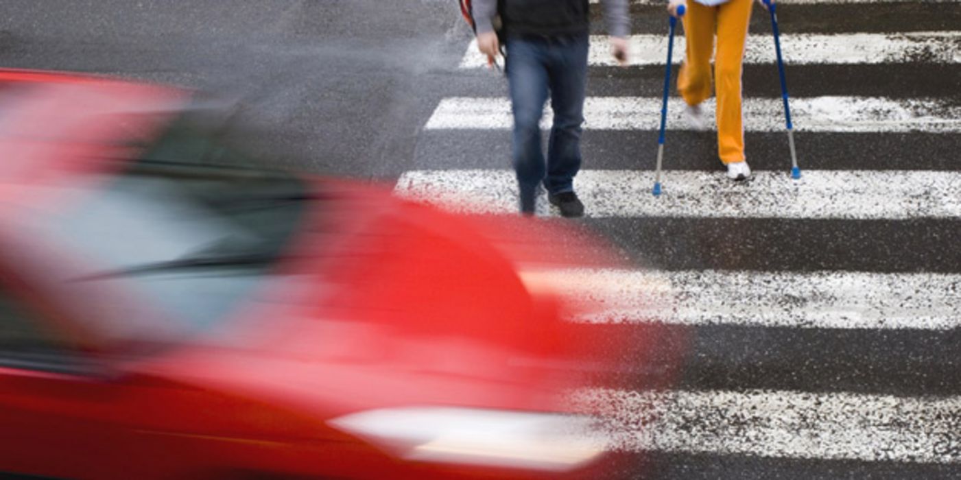 Auto und Fußgänger am Zebrastreifen