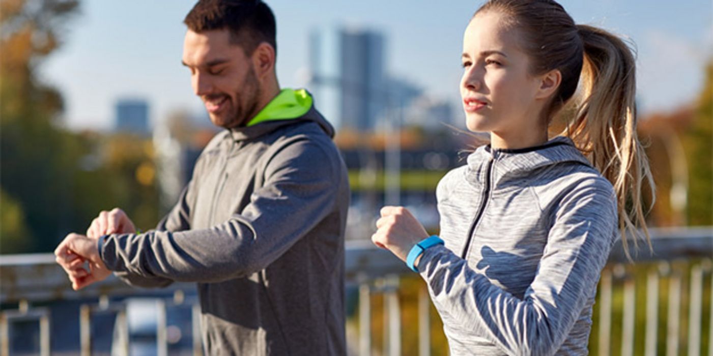 Viele Sportler nutzen Fitnessarmbänder, um ihre Leistung zu kontrollieren.