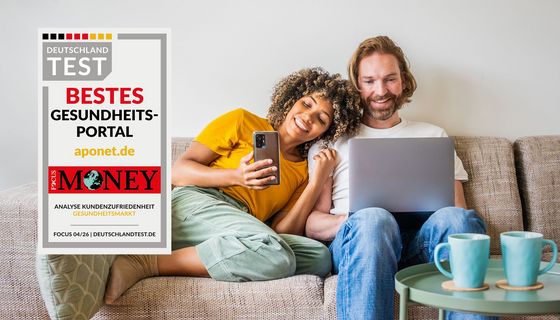 Pärchen auf dem Sofa - liest in Handy und Tablet