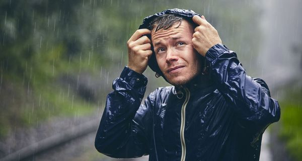 Mann, wird von einem Unwetter überrascht.