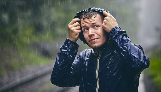 Mann, wird von einem Unwetter überrascht.