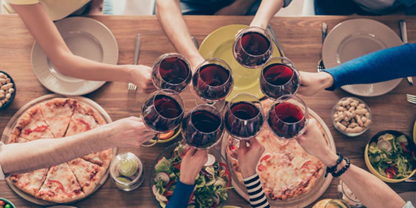 Alkohol fördert die Lust auf ungesundes Essen.