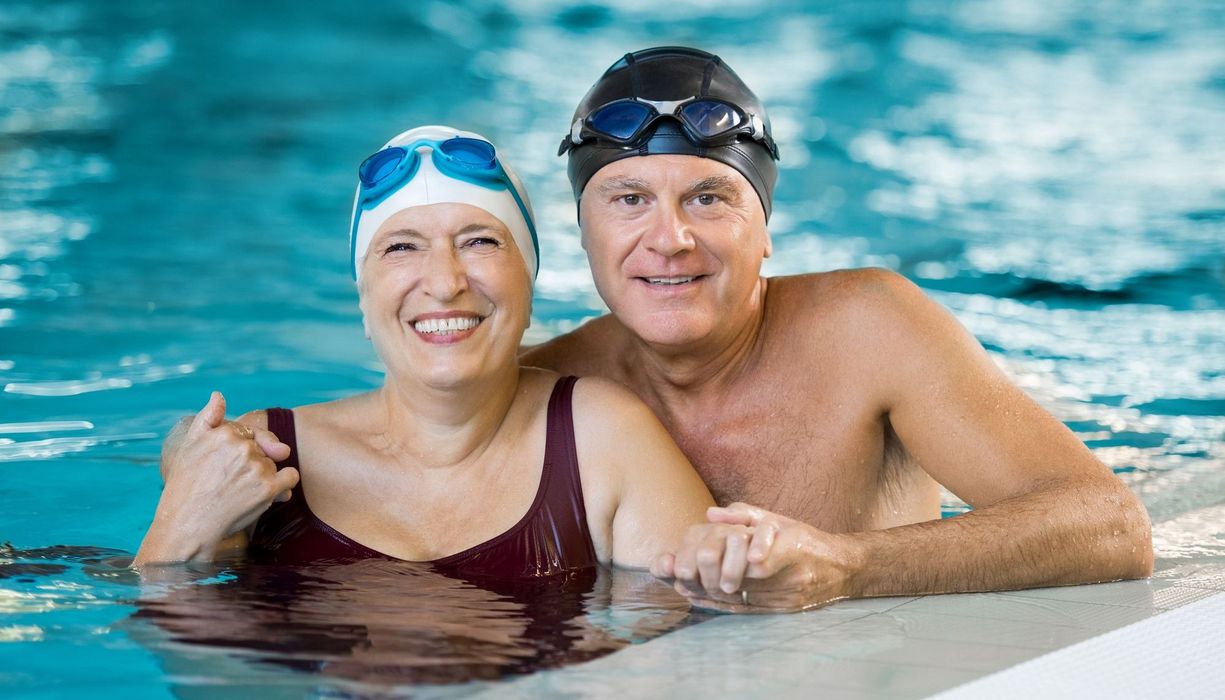 Senioren-Paar, gemeinsam im Schwimmbad.