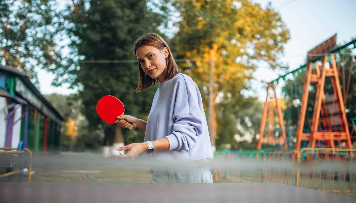 Frau, spielt Tischtennis.