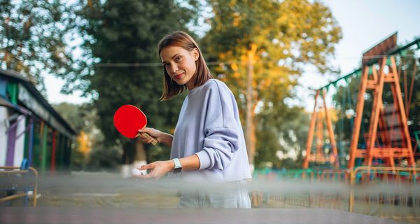 Frau, spielt Tischtennis.