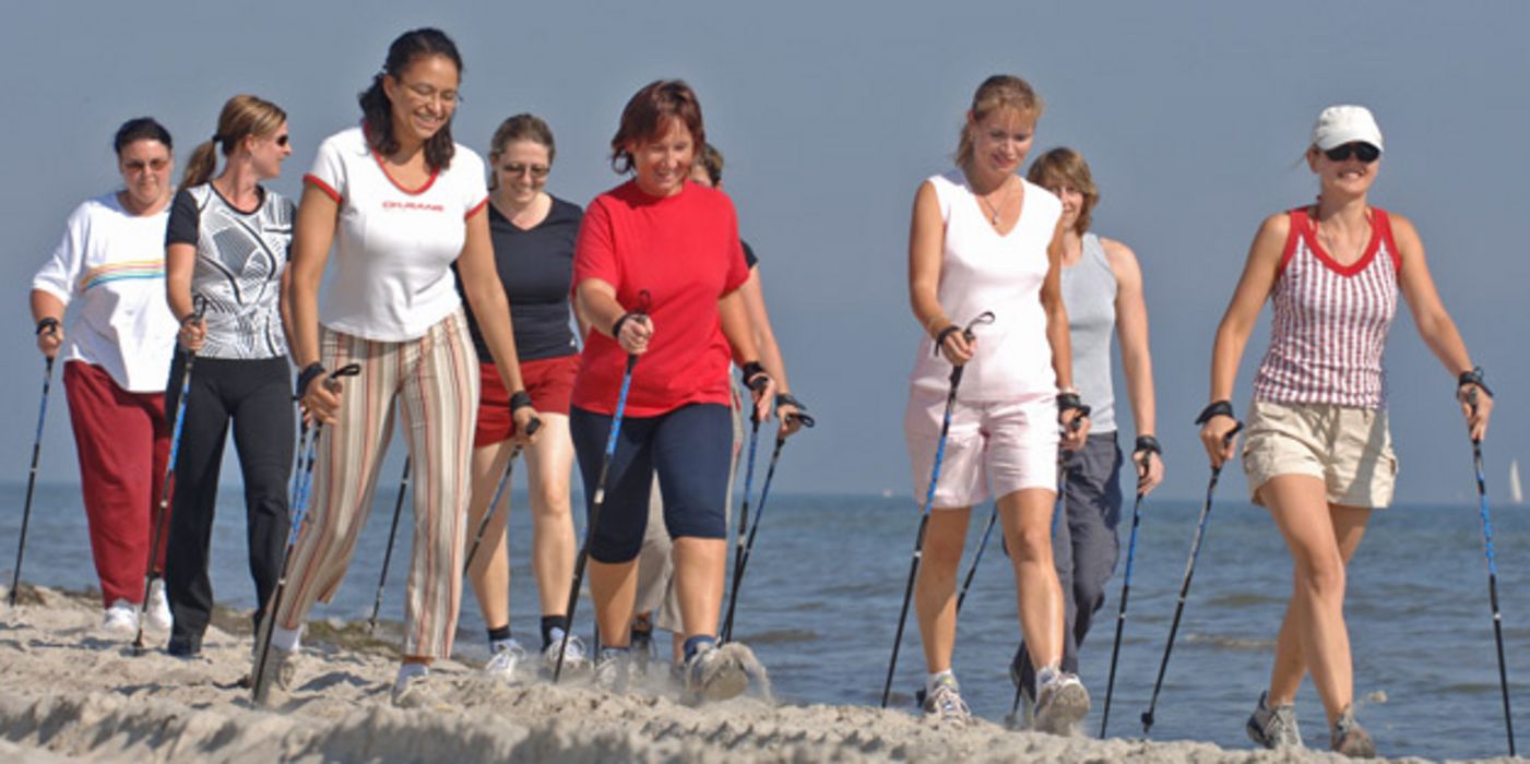 Frauen beim Walken am Strand