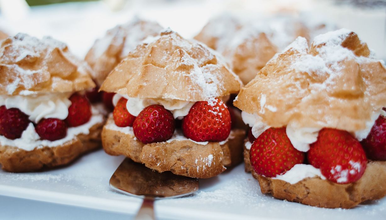 Foto von Sahnetörtchen mit Erdbeeren.