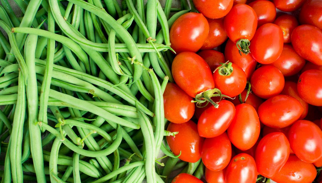 Rohe grüne Bohnen und Tomaten