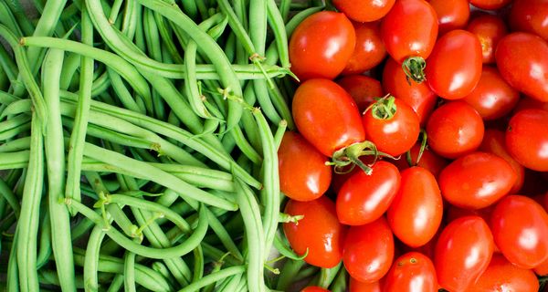 Rohe grüne Bohnen und Tomaten