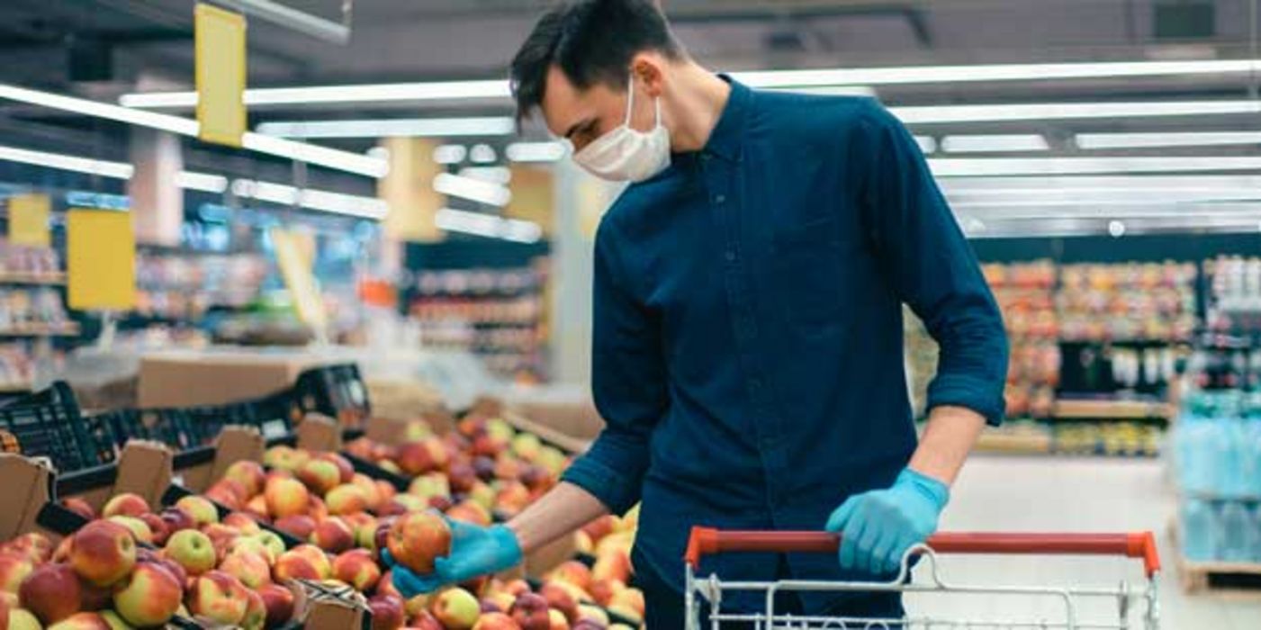 Neben dem Mundschutz gehören bei vielen mittlerweile auch Einmalhandschuhe zur Ausrüstung beim Einkaufen.