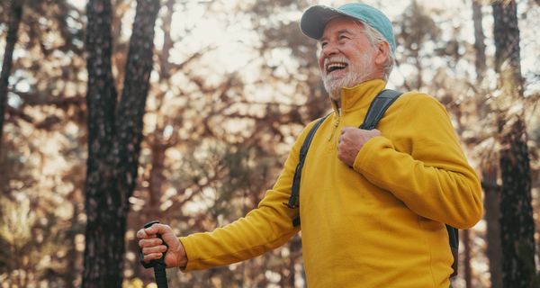 Senior beim Wandern.