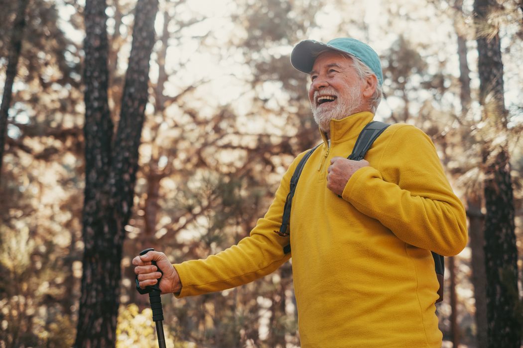 Senior beim Wandern.