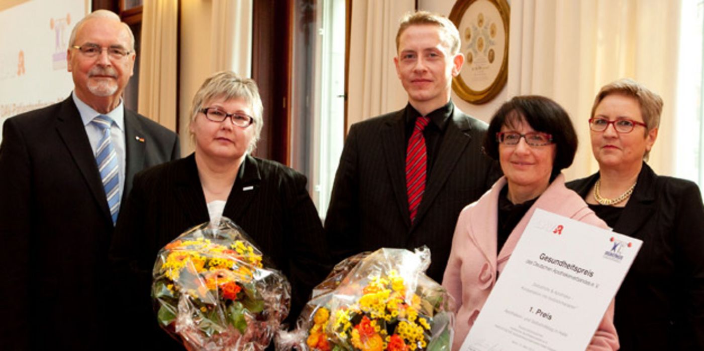 Patientenbeauftragter Wolfgang Zöller mit den Preisträgern "Apotheken- und Selbsthilfetag in Halle" und DAV-Vorstand Claudia Berger