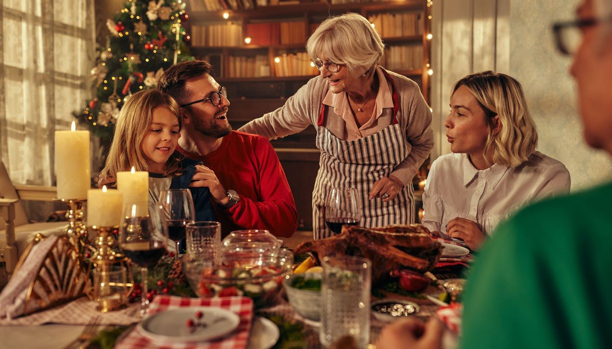 Familie beim Weihnachtessen.