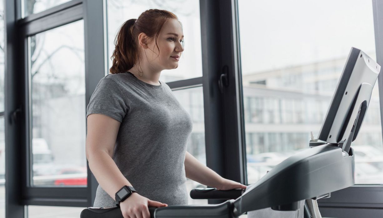 Frau auf dem Laufband.