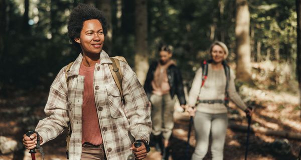 Junge Menschen, wandern im Wald.