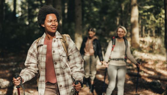 Junge Menschen, wandern im Wald.