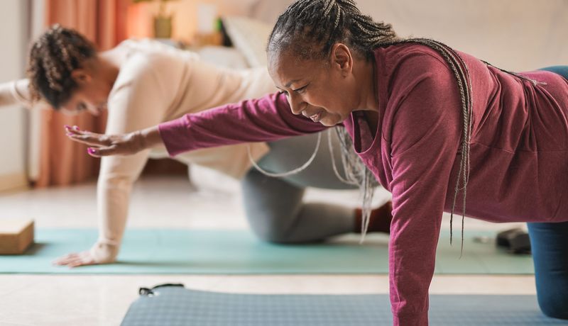 Ältere Frau, macht Pilates.