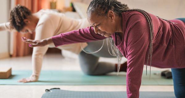 Ältere Frau, macht Pilates.