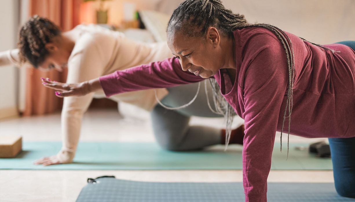 Ältere Frau, macht Pilates.