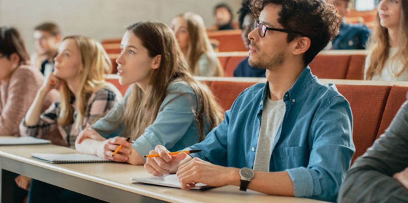 Zwischen Schulbildung und Gesundheit besteht oft ein Zusammenhang.