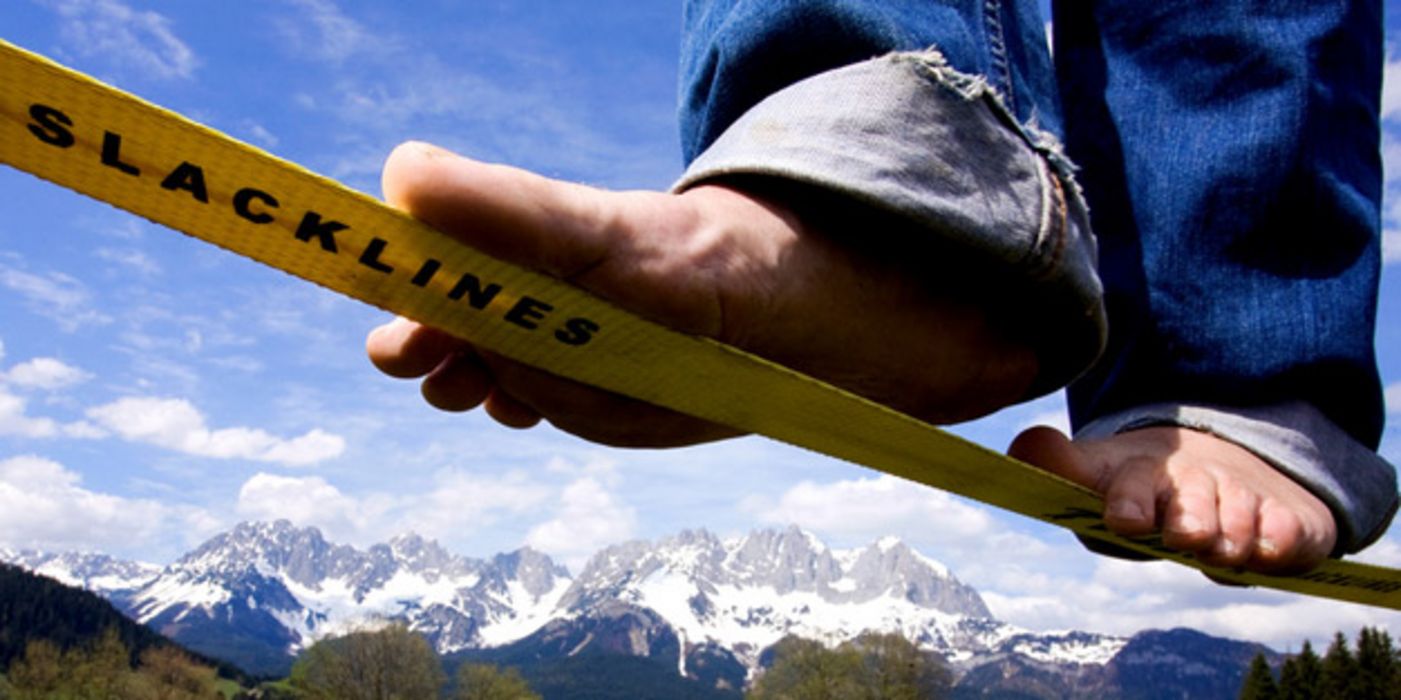 Füße auf einer Slackline von unten