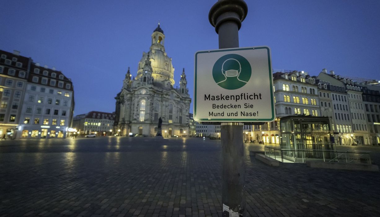 Straßenschild mit dem Hinweis "Maskenpflicht". 