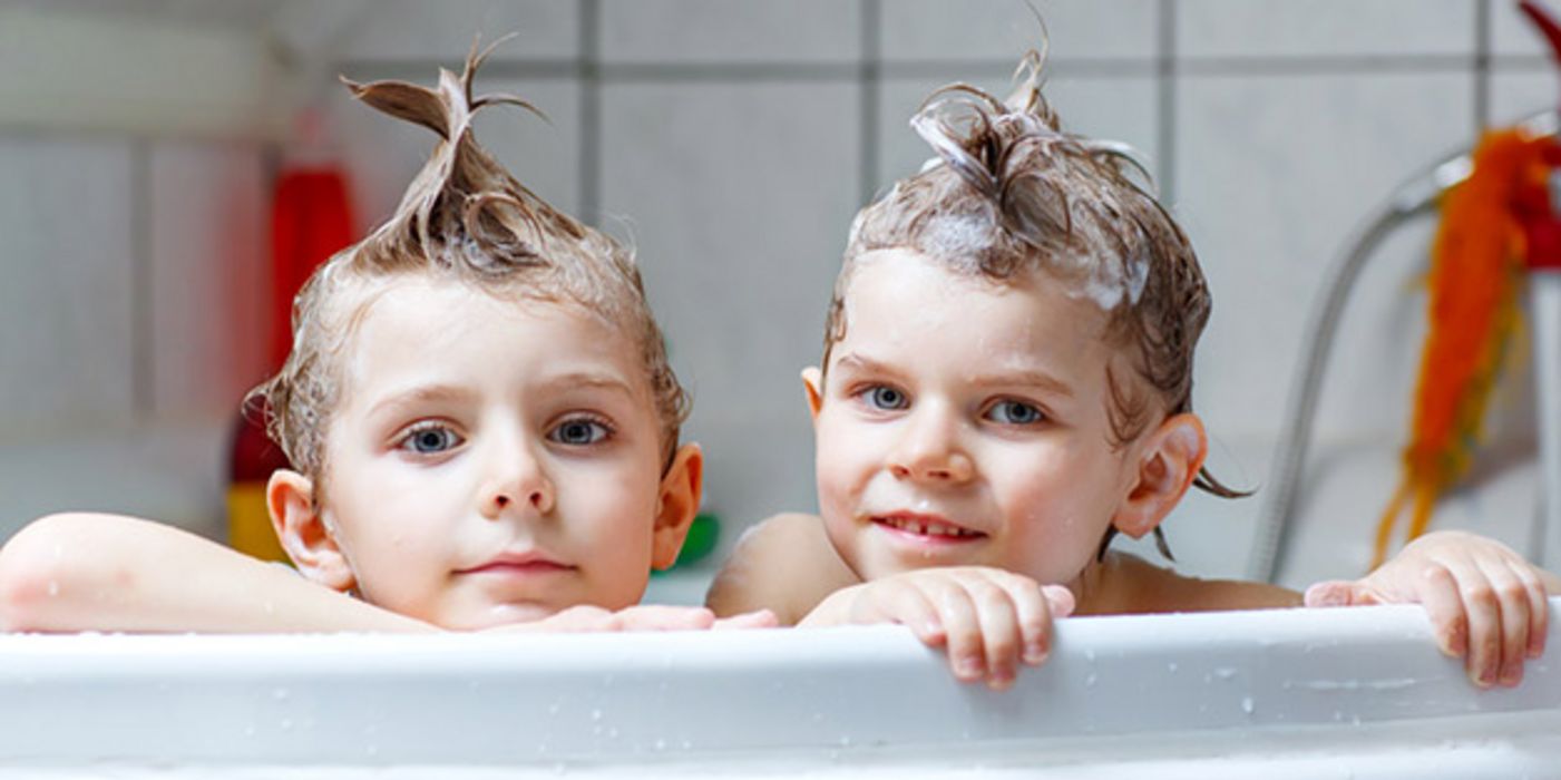 Das Planschen in der Wanne ist für die Kleinen ein Spaß, aber verkraftet es die Haut bei Neurodermitis?