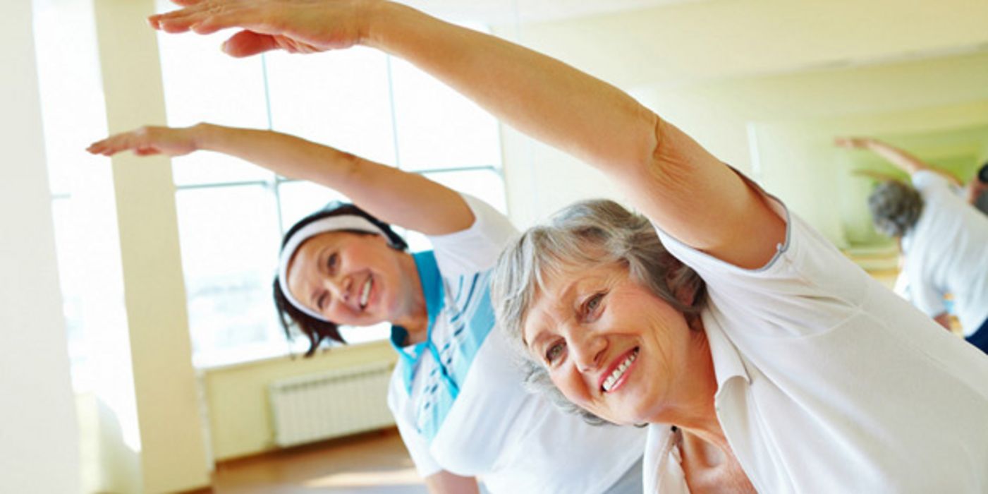 2 Seniorinnen bei der Gymnastik