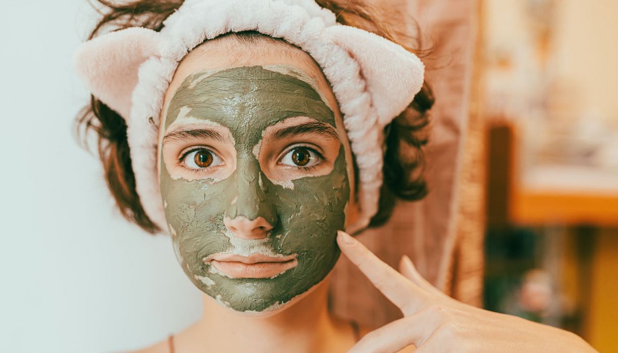 Frau mit einer Maske im Gesicht.