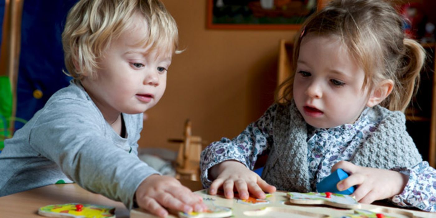 Kinder beim Puzzlen