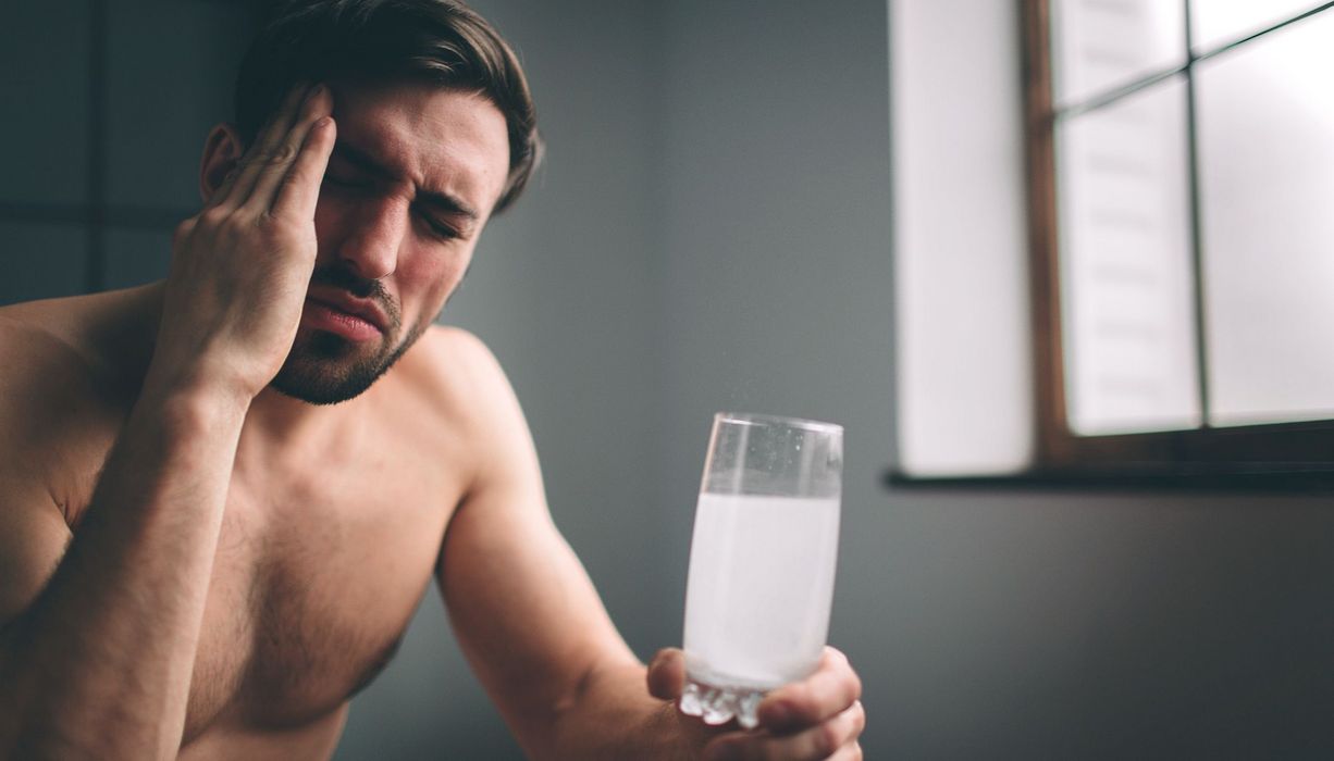  Kopfschmerzen, Übelkeit, Schwäche: Zu viel Alkohol rächt sich in der Regel am nächsten Morgen. 