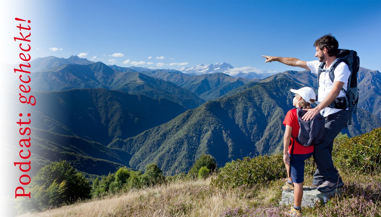 Vater mit Kind beim Wandern.