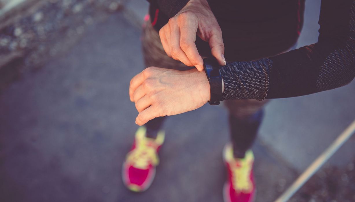 Frau mit Joggingkleidung und Fitness-Armband.