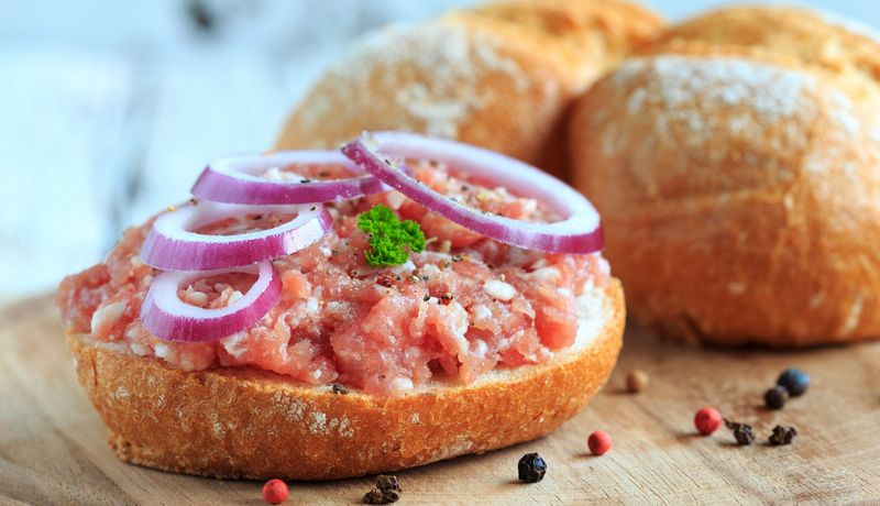 Brötchen mit Mett und rohen Zwiebeln.