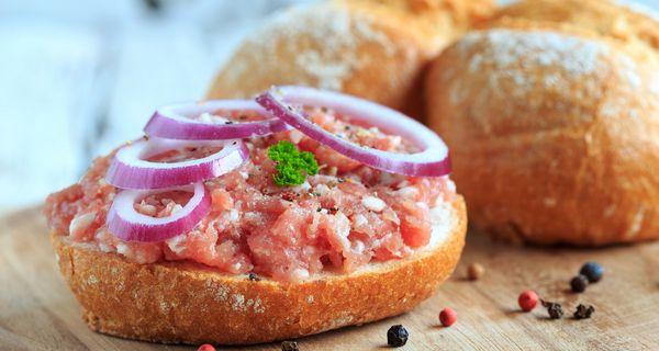 Brötchen mit Mett und rohen Zwiebeln.