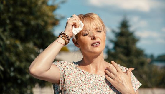 Frau im Freien, die unter Wärme leidet.