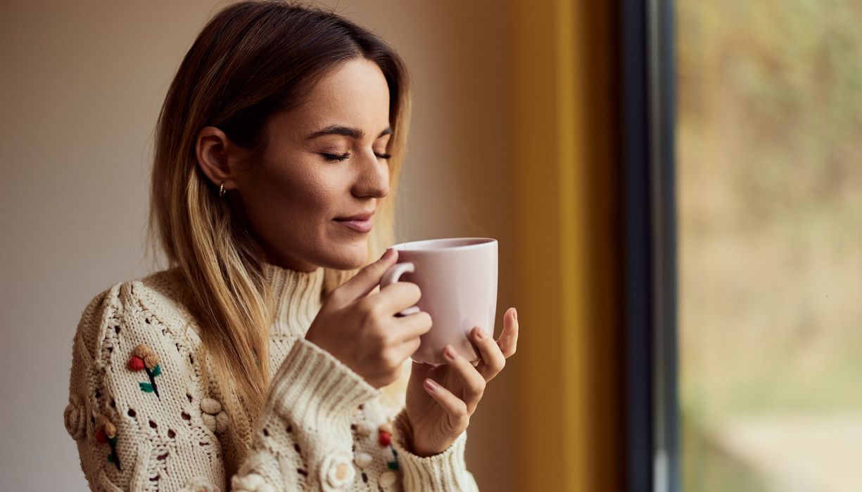 Junge Frau, trinkt Kaffee.