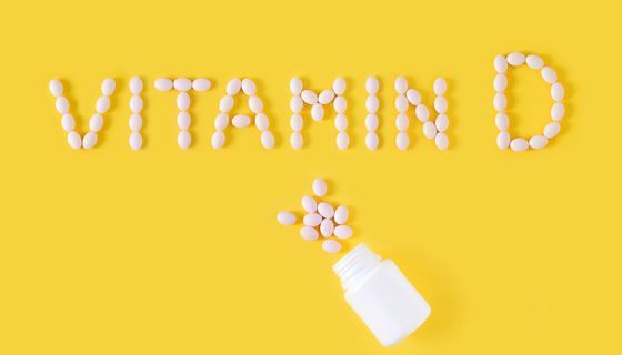 Das Wort "Vitamin D" in Tabletten gelegt.