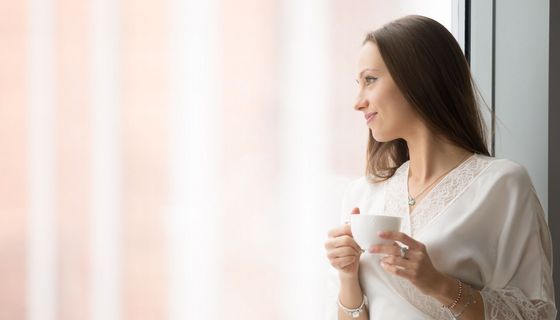 Frau trinkt eine Tasse Kaffee.