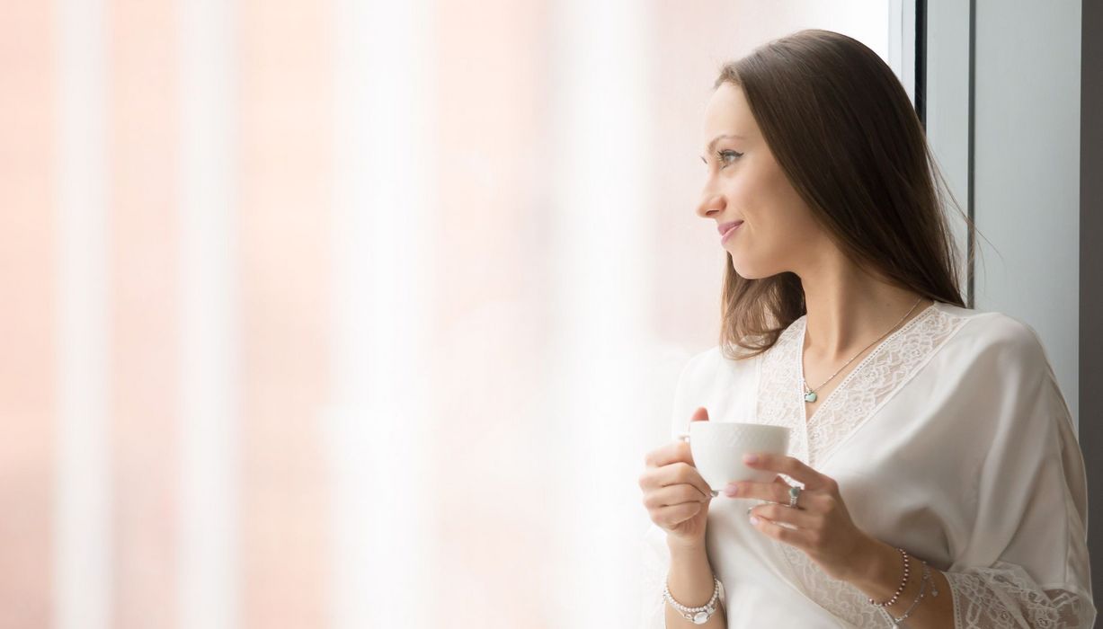 Frau trinkt eine Tasse Kaffee.