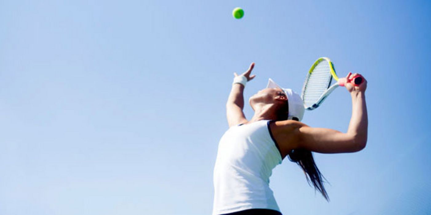 Manche Tennisspieler begleiten ihren Aufschlag mit einem Stöhnen.