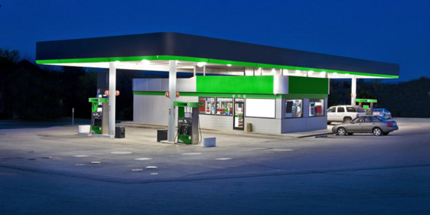 Tankstelle bei Nacht