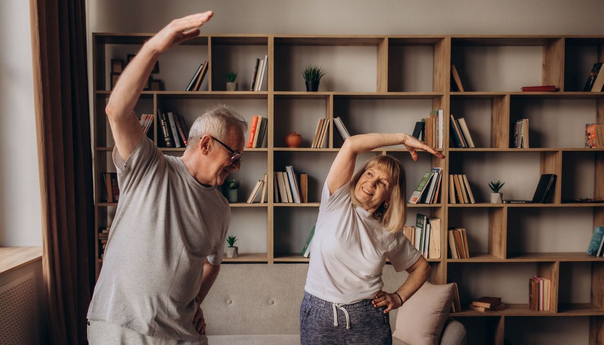 Mann und Frauen, machen Fitnessübungen zu Hause.