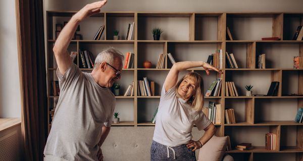 Mann und Frauen, machen Fitnessübungen zu Hause.