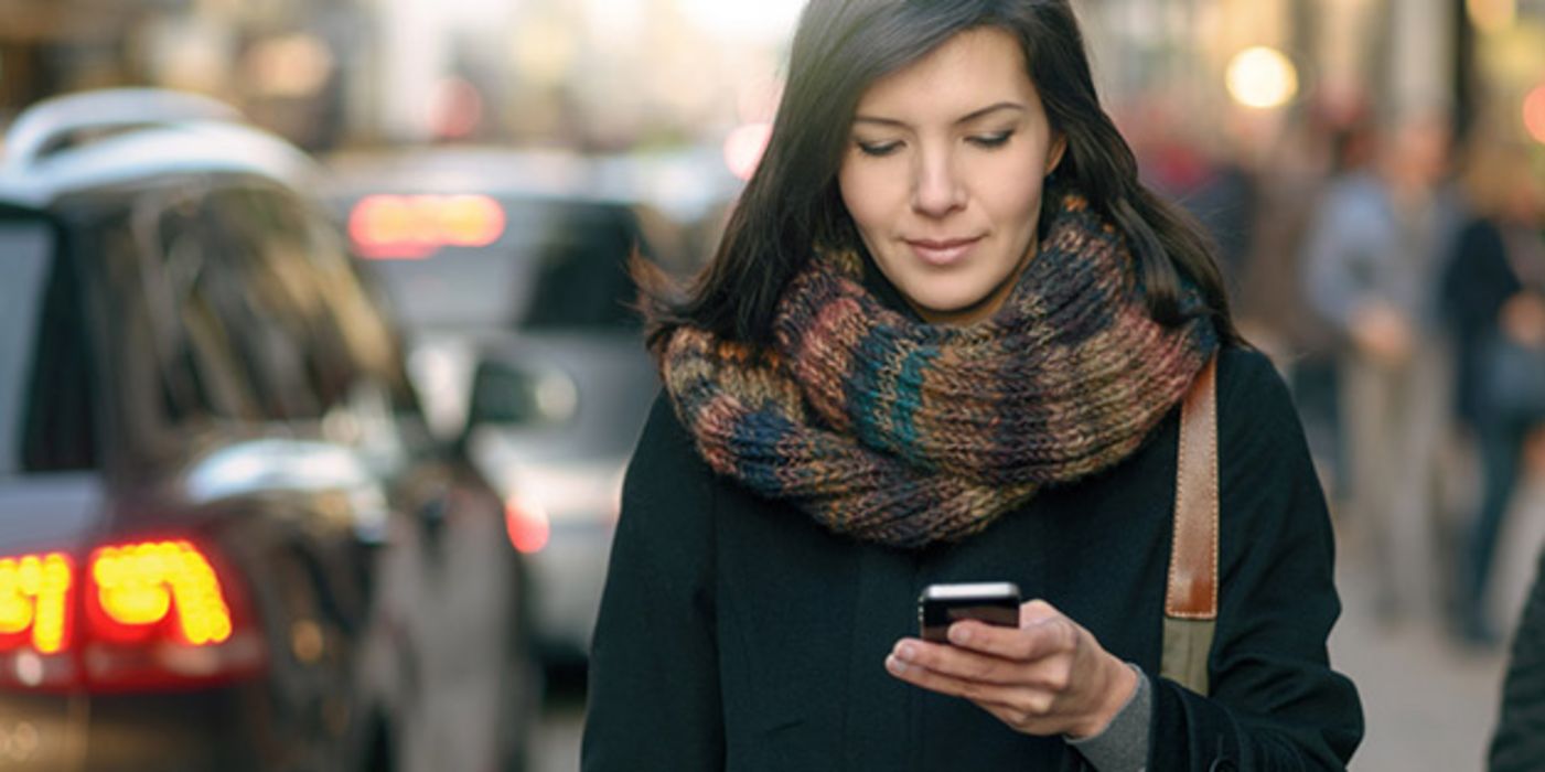 Immer mehr Fußgänger sind von ihrem Smartphone abgelenkt.