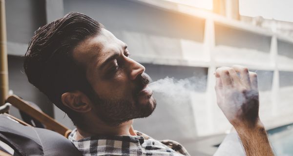 Mann raucht Cannabis