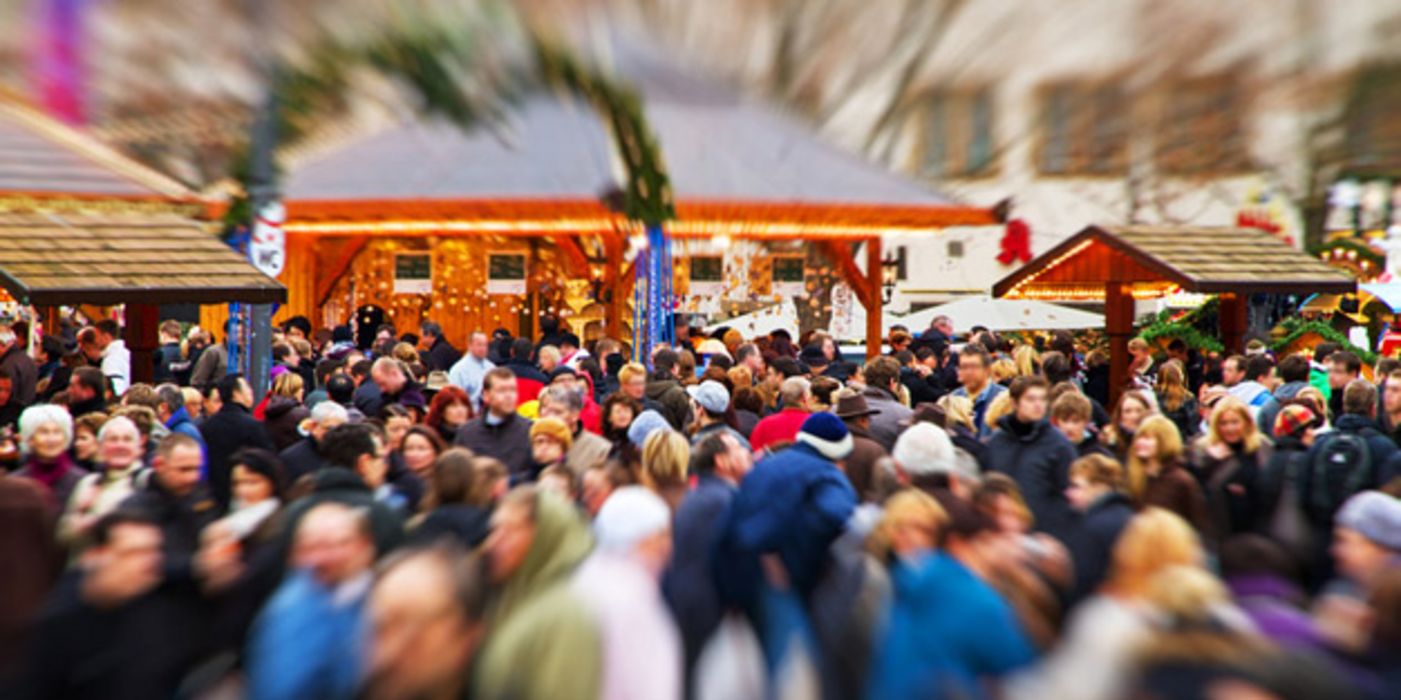 Szene auf einem gut gefüllten Weihnachtsmarkt