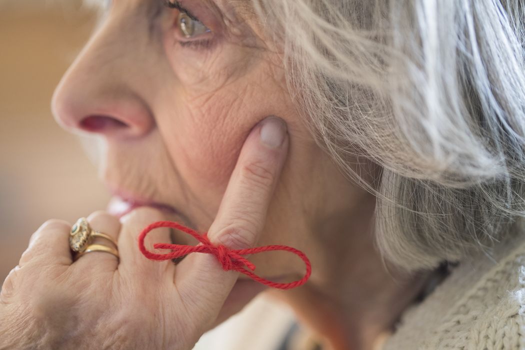 Frau mit Demenz schaut in die Ferne.